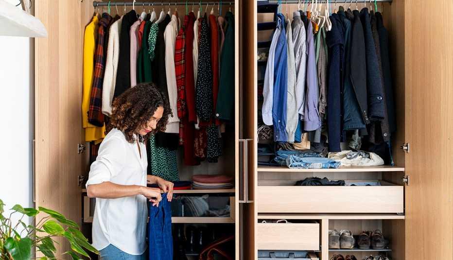 The 20/20 Decluttering Rule That Makes Letting Go Easier 🧺✨