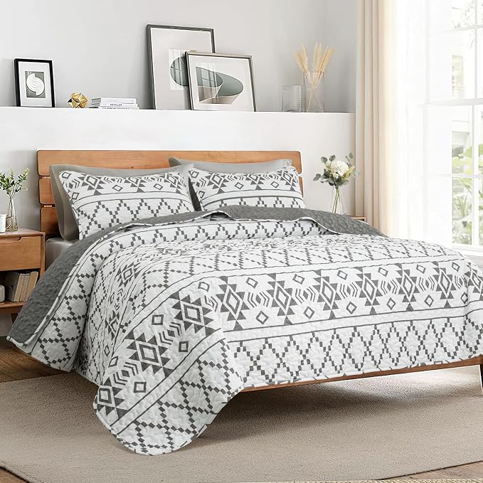 Whale Flotilla Reversible White Print Quilt King Size - Image 8