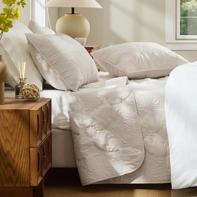 Bedsure King Size Quilt Bedspread, Lightweight Comforter, Farmhouse Floral - Image 4