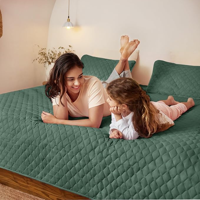 Exclusivo Mezcla Reversible King Size Quilt Bedding Set, Dark Green | - Image 3