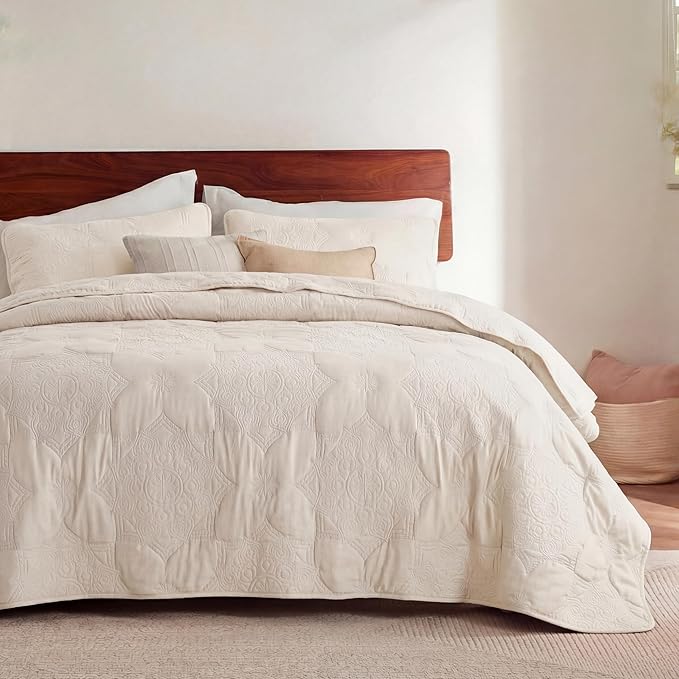 Bedsure Quilts Queen Size Bedspread, Lightweight Comforter, Farmhouse Floral by Unknown