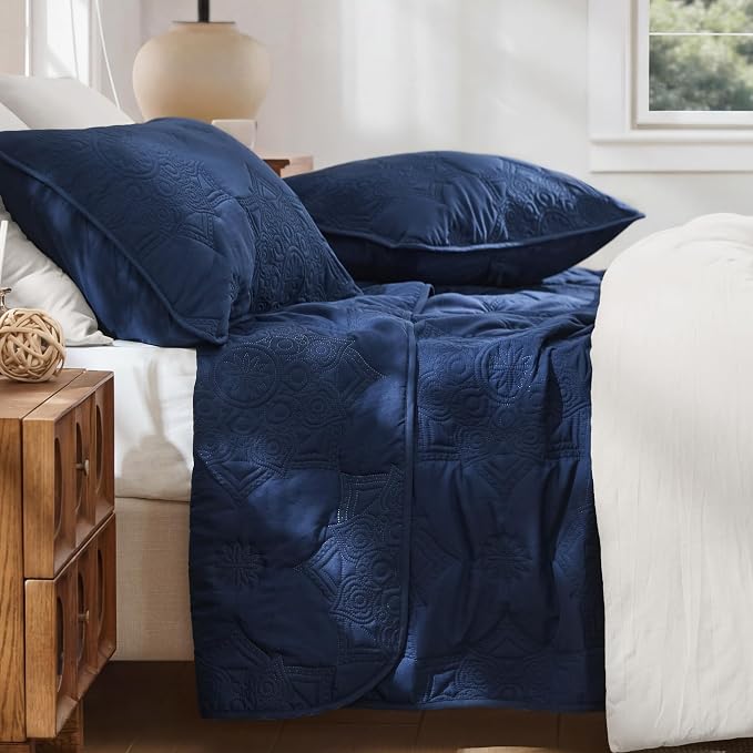 Bedsure Quilts Queen Size Bedspread, Thin Comforter, Modern Floral Pattern - Image 4