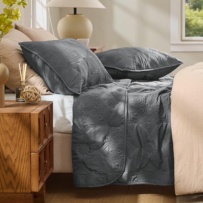 Bedsure Quilts Queen Size Bedspread, Lightweight Comforter, Drak Grey Coverlet - Image 4
