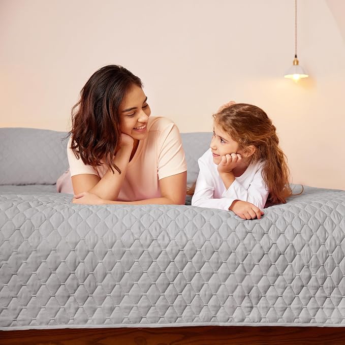 Exclusivo Mezcla Reversible California King Quilt Set, Light Grey | Lightweight - Image 3