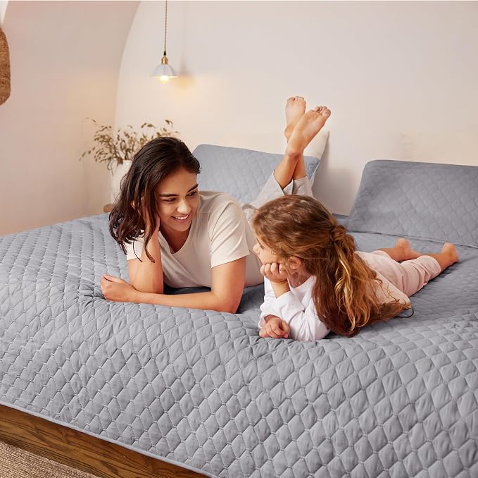 Exclusivo Mezcla Reversible King Size Quilt Bedding Set, Light Grey | - Image 3