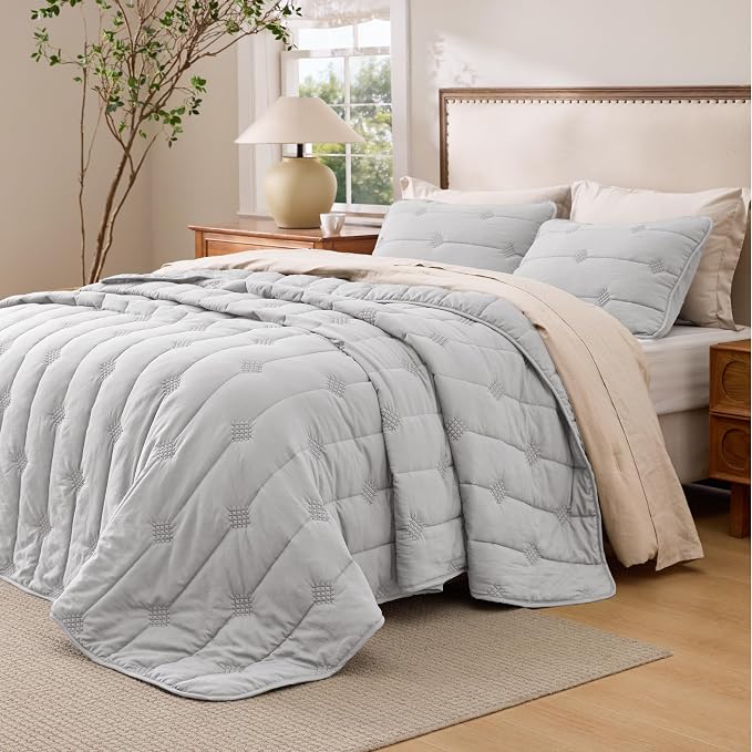 Bedsure Lightweight Comforter Queen Size – Extra Soft & Breathable Quilt Set - Image 4