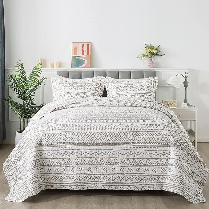 3-Piece King Quilt Set Striped Pattern Microfiber Soft Lightweight Bedding Set - Image 3