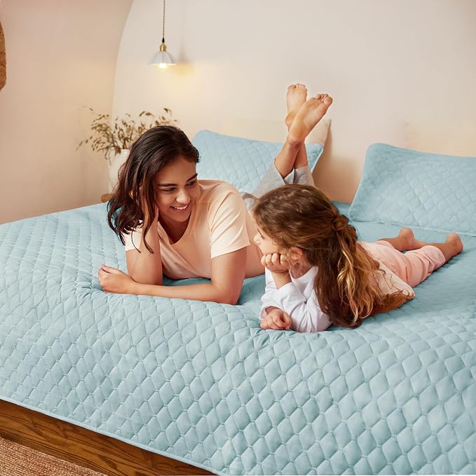 Exclusivo Mezcla Reversible King Size Quilt Bedding Set, Light Blue | - Image 3
