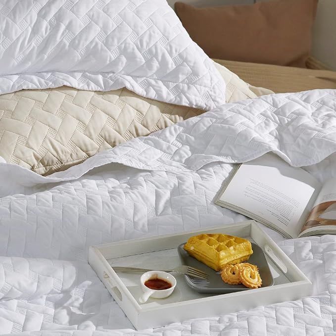 Bedsure Oversized King Quilt, Lightweight Comforter Set, Basket Weave, - Image 3