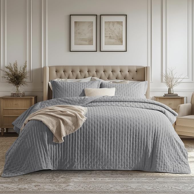 Bedsure King Size Quilt Bedspread, Lightweight Comforter, Modern Clover Pattern by Unknown