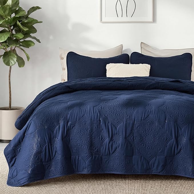 Bedsure King Size Quilt Bedspread, Thin Comforter, Modern Floral Pattern by Unknown