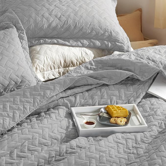 Bedsure Twin Size Quilt, Lightweight Comforter Set, Light Grey Bedspread | - Image 3