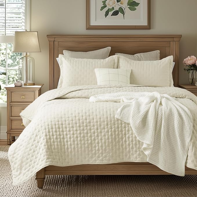 Bedsure Quilts Queen Size Bedspread, Lightweight Comforter, Ivory Coverlet | by Unknown