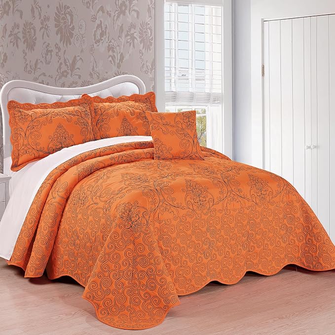 Home Soft Things Damask 4 Piece Bedspread Set, Scalloped Edge Reversible Quilt by HomeSoftThings