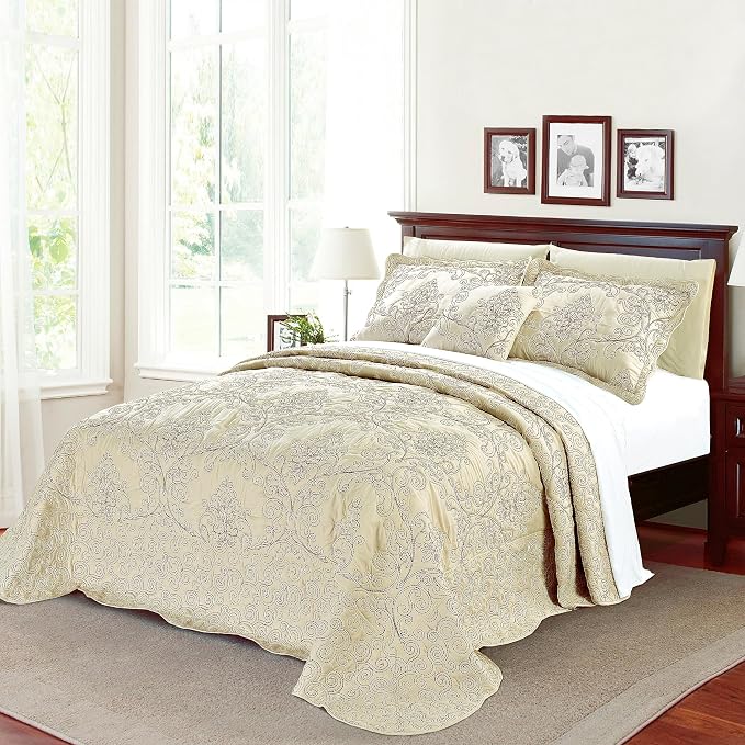 Home Soft Things Damask 4 Piece Bedspread Set, Scalloped Edge Reversible Quilt by HomeSoftThings