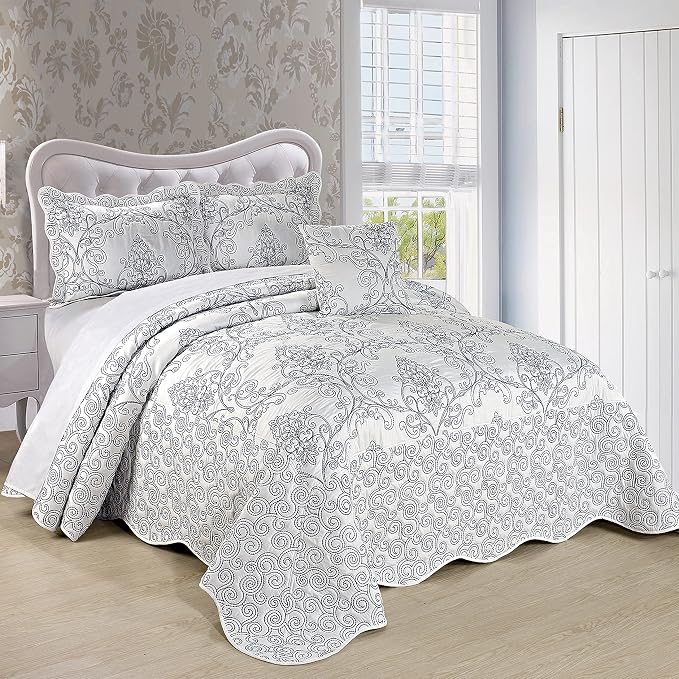 Home Soft Things Damask 4 Piece Bedspread Set, Scalloped Edge Reversible Quilt by HomeSoftThings